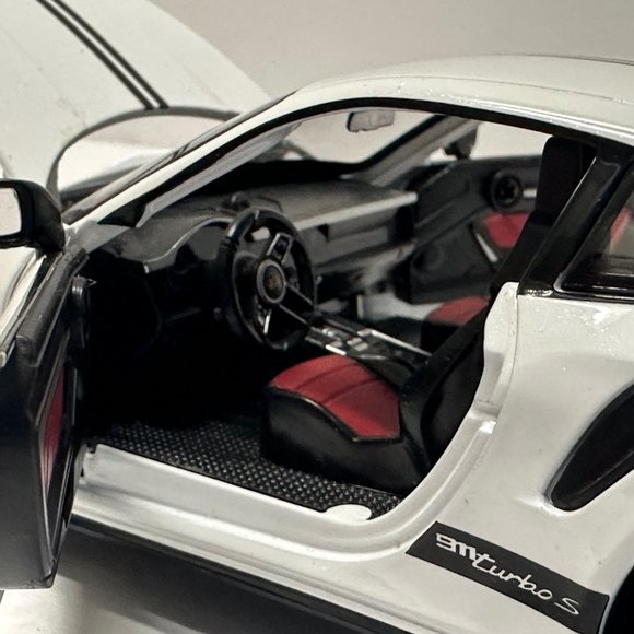 1:24 2020 Porsche 911 Turbo S Diecast With Headlight & Tailight LEDS White - Picture 6 of 9